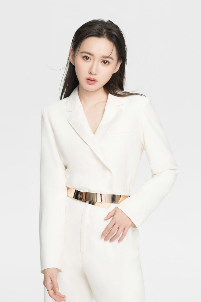 江铠同纯白西装质感大片曝光帅气干练