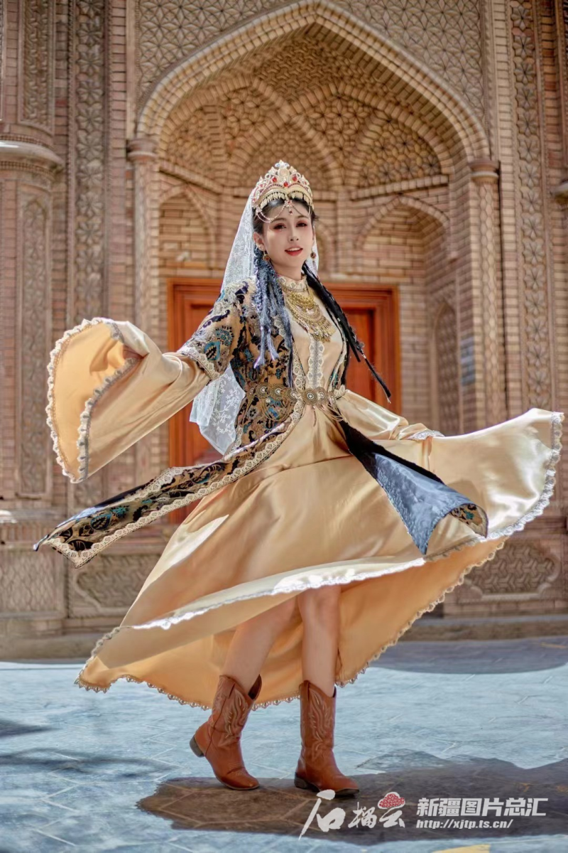 2020年至2021年期间,"榴莲"在喀什古城逗留了一年,被这里的多元文化