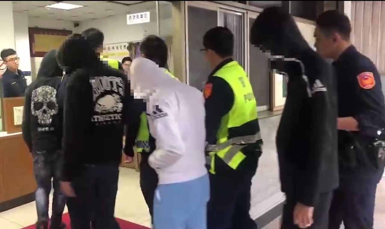 张姓男子等9人被带回警局侦办（图源：台湾《联合报》）