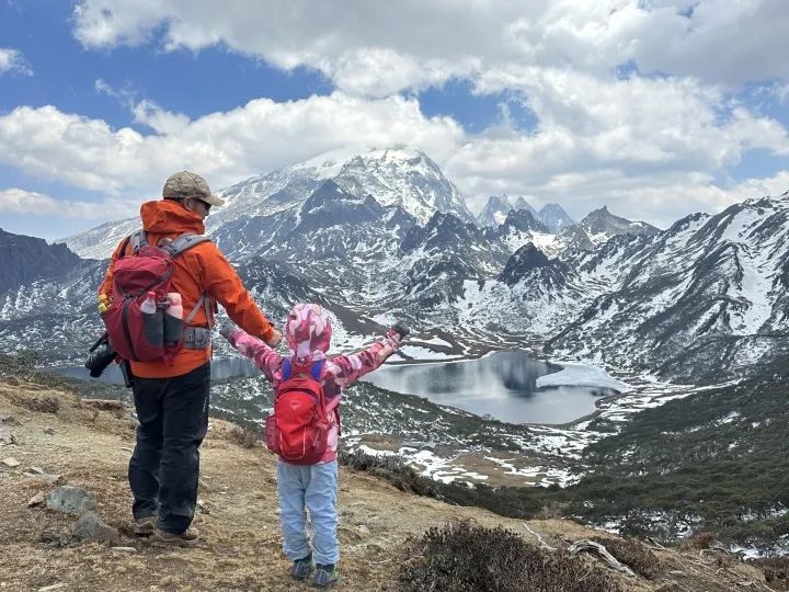 父女俩在云南哈巴雪山。受访者供图