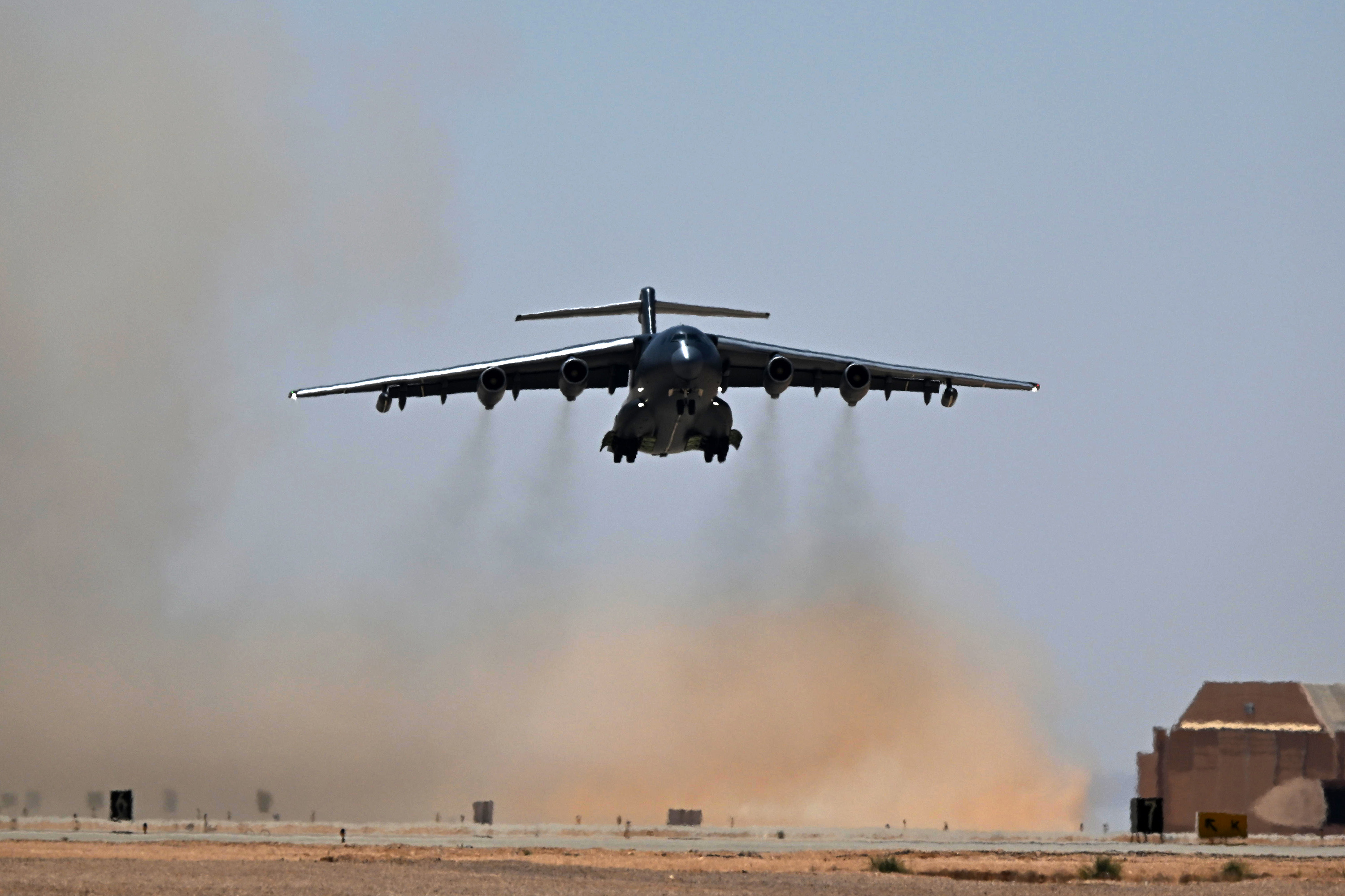 4月19日，埃及空军某基地，参加中埃“文明之鹰-2025”空军联合训练的中国空军运油-20飞机起飞。余红春摄影