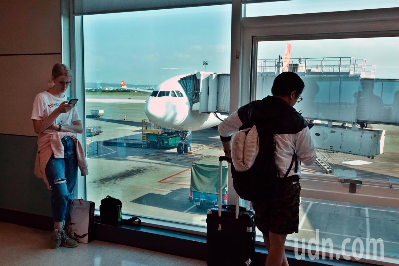 乘客下飞机等待（图源：台湾《联合报》）