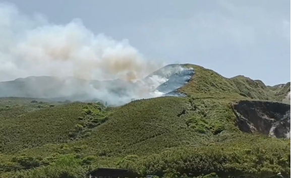 据报道,阳明山14日发生严重山火。图源:中时新闻网