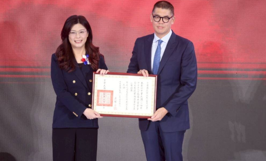 国民党主席选监小组召集人连胜文（右）1日将当选证书交给新任党主席郑丽文（左）。图源：台媒