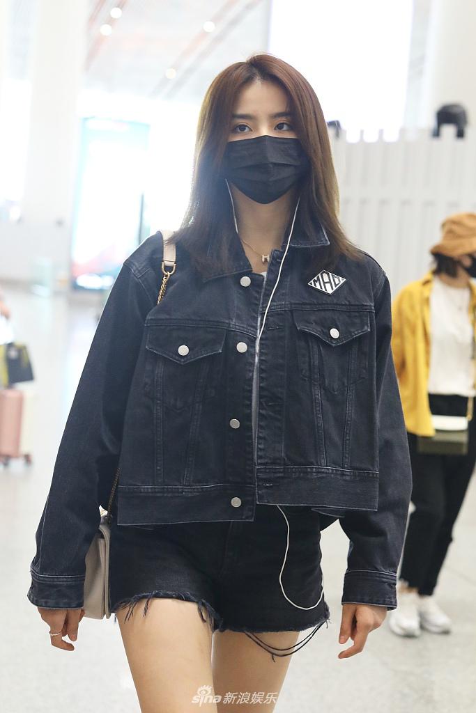 金子涵穿牛仔装青春洋溢搭黑色长靴大秀美腿