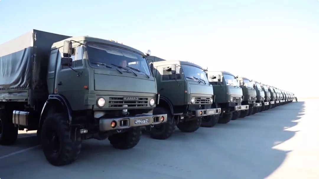 完成通关手续后,中方参演部队分批搭乘俄方提供的直升机和运输车,区分