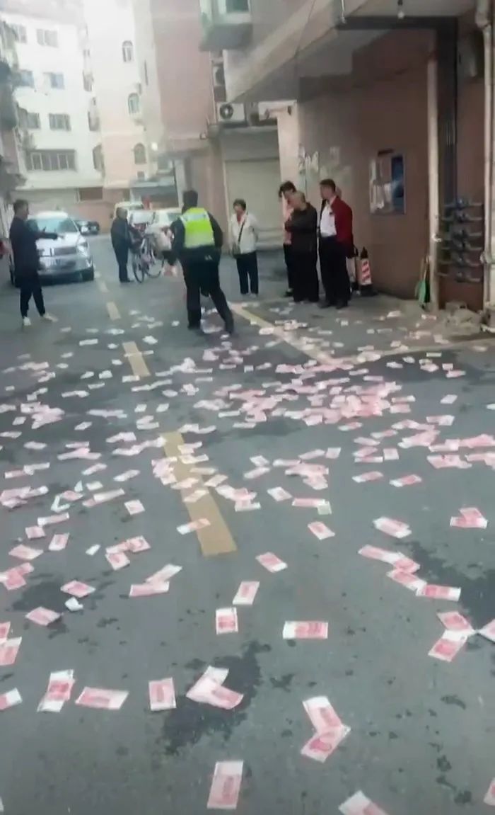 广东肇庆一住户从楼上撒钱?当地回应:家庭琐事引发,钱已归还本人