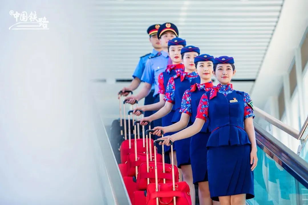 高铁上新乘务组惊艳亮相