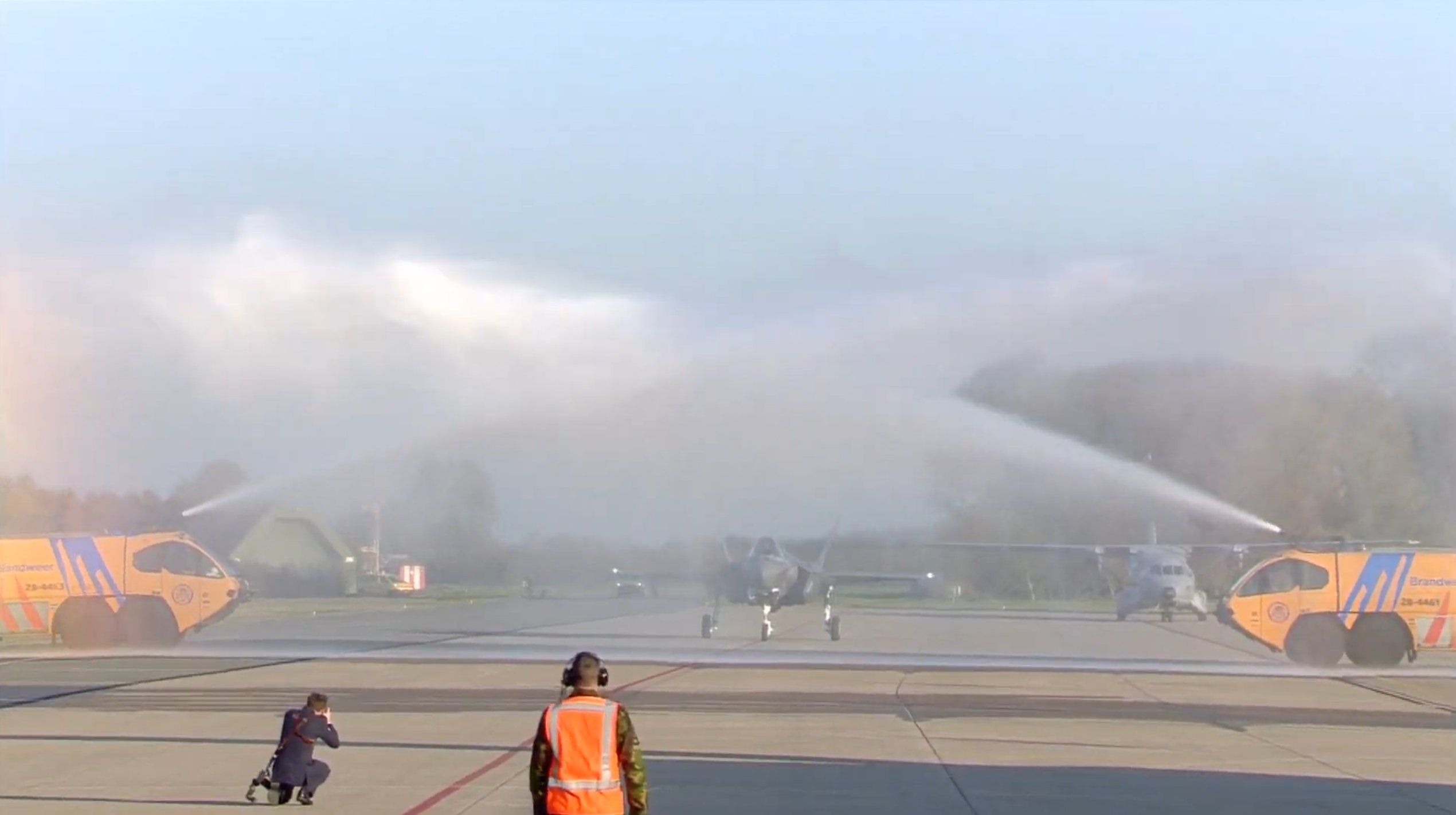 荷兰喜迎首架f35战机却在过水门仪式中错喷泡沫