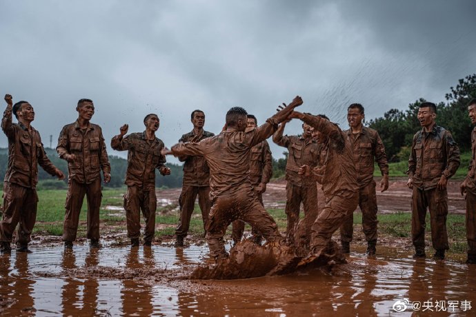 暴雨突袭官兵雨中进行强化训练