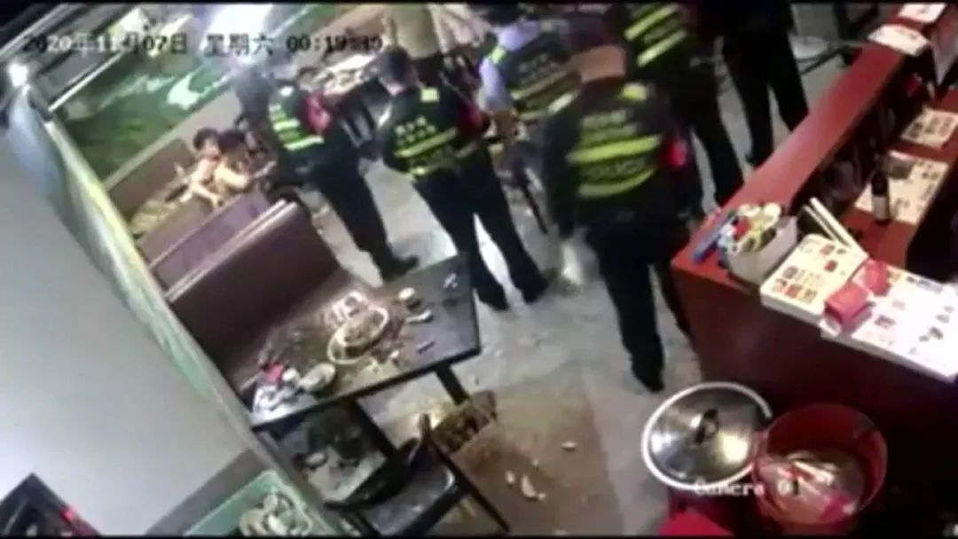 为抢先上厕所，这伙人在烧烤店打了起来，结果打输住院，打赢坐牢