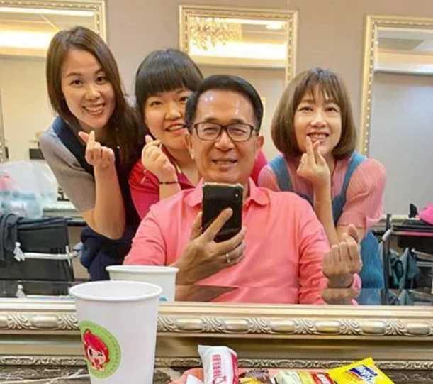 2019年4月，陈水扁（前中）在与3女子自拍合照中手比爱心，“手抖”的说法再被质疑。此后，陈水扁上传视频、并在新书发表会上当场表演“每秒手抖6.6下”，试图证明自己“真的有病”。图自台媒