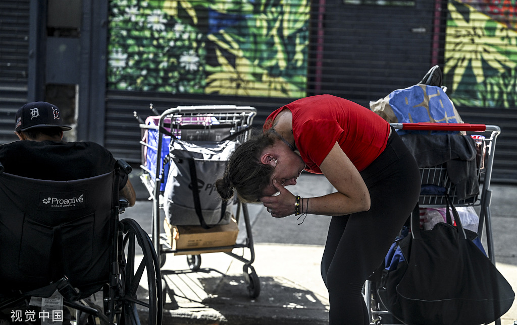 当地时间2023年7月6日,美国宾夕法尼亚州费城,无家可归者和吸毒成瘾者在肯辛顿社区的街道上随处可见。(视觉中国)