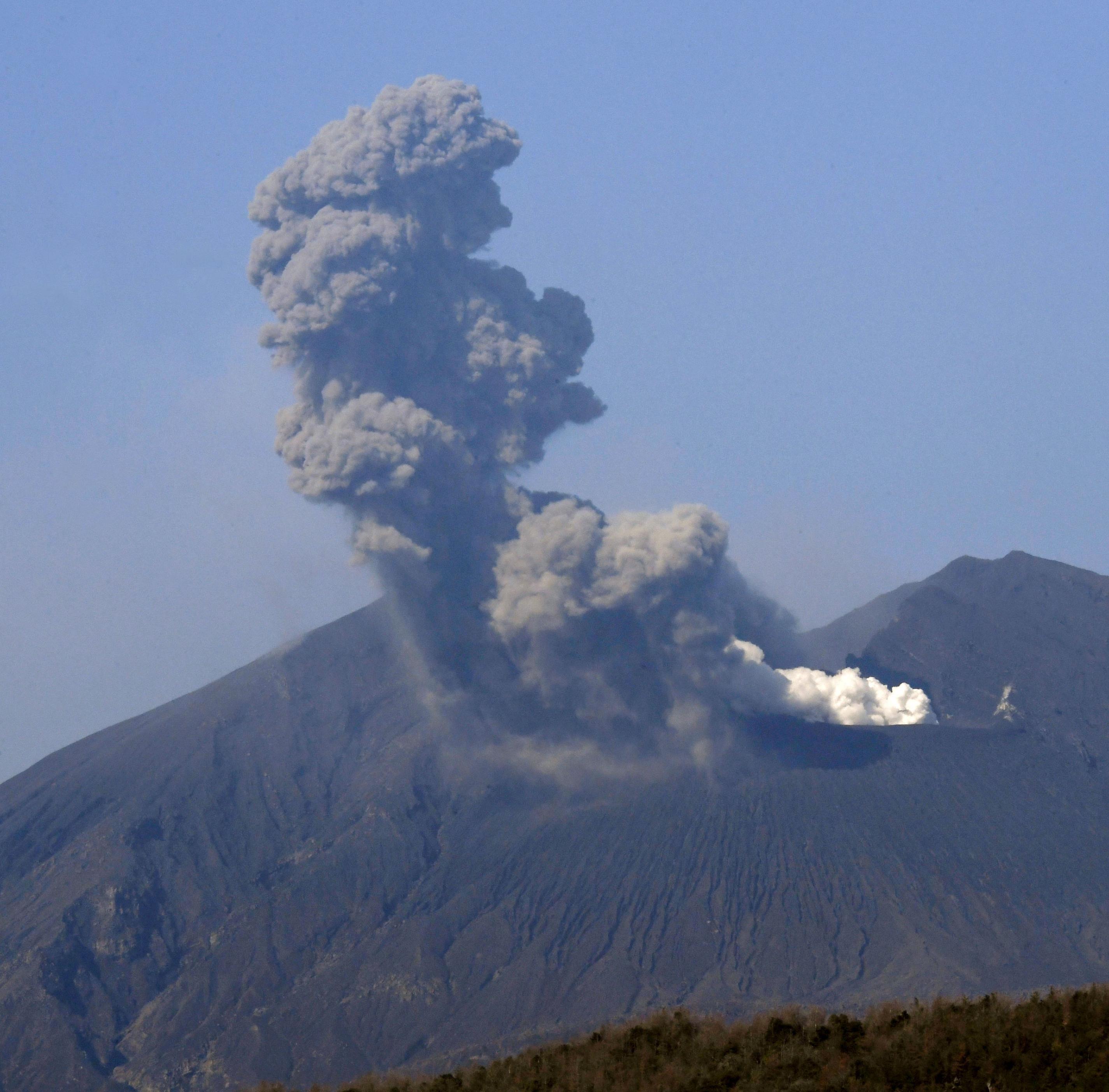 日本樱岛火山喷发 浓烟直冲高空