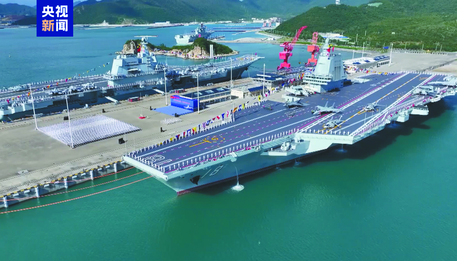 福建舰入列授旗仪式在海南三亚某军港举行。