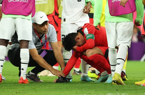 28日比赛结束后,孙兴慜蹲在球场一边抽泣,难掩悲伤和失望之情.