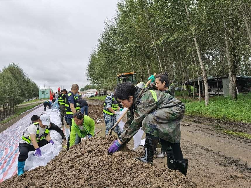 道路清淤守护农田（央广网发 东宁市委宣传部供图）