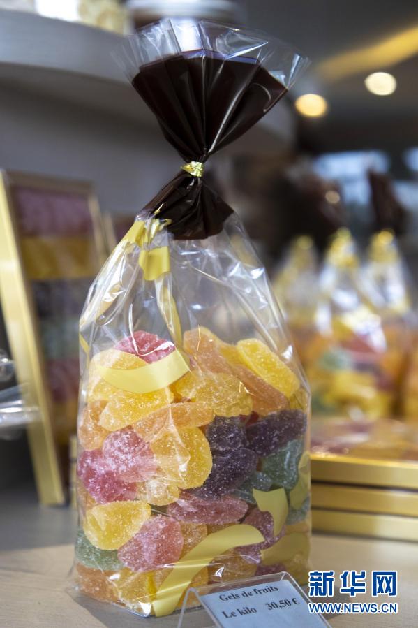这是12月12日在法国南部城市尼斯一家糖果店拍摄的制作好的糖果.