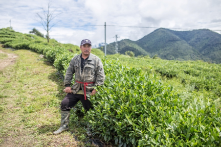 曾多次参与巡边任务的格林村村民桑杰达瓦在自家的茶园中。绰号“好人”的桑杰达瓦腰间别着一把门巴族的传统砍刀，象征着该民族以打猎为生的历史。 单劼摄