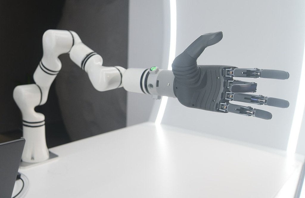 中企研发的一款脑机接口智能仿生手。（视觉中国）