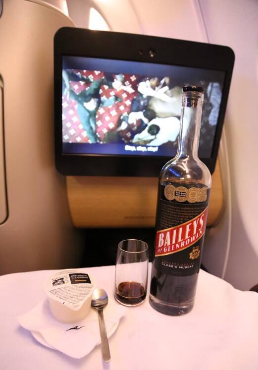 小编最爱的是红酒，如果你也喜欢的话可以和空姐商议帮你多拿几杯！