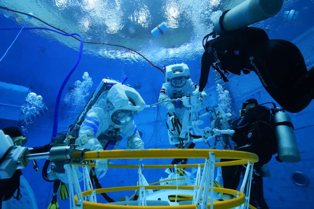 神舟十五号乘组进行水下训练