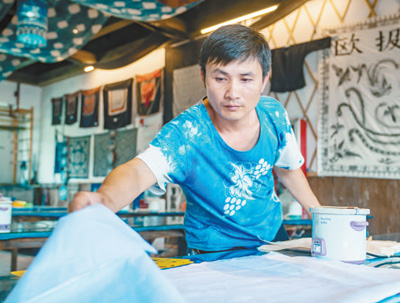 王方周在工作室工作。记者 黄 娴摄