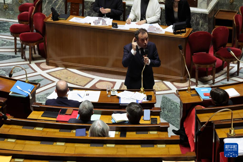 1月14日，在法国首都巴黎，法国总理勒科尔尼在国民议会发表讲话。新华社发（亨利·施瓦茨摄）