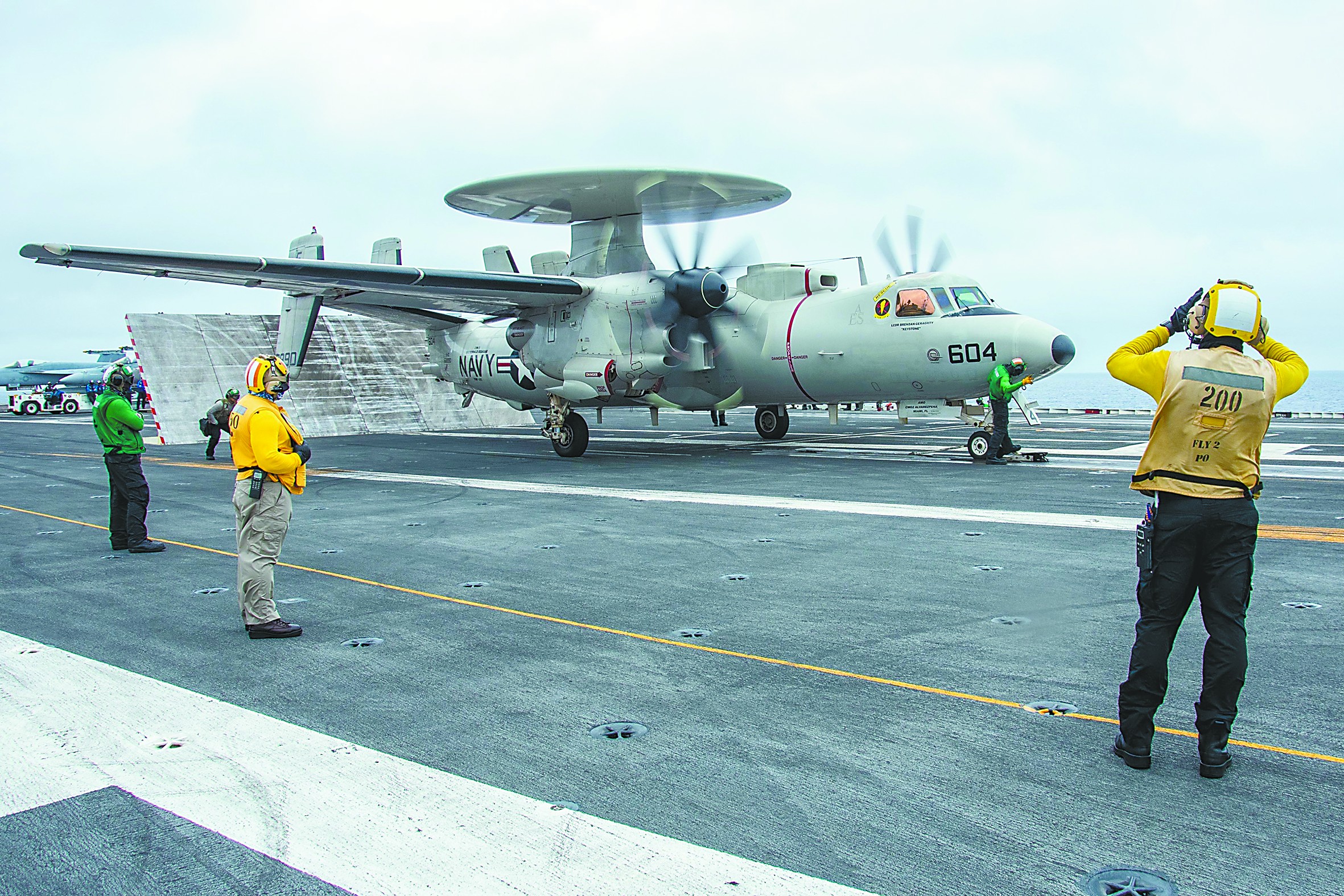 美第七舰队30日发布的图片显示,美预警机在航母上弹射起飞.