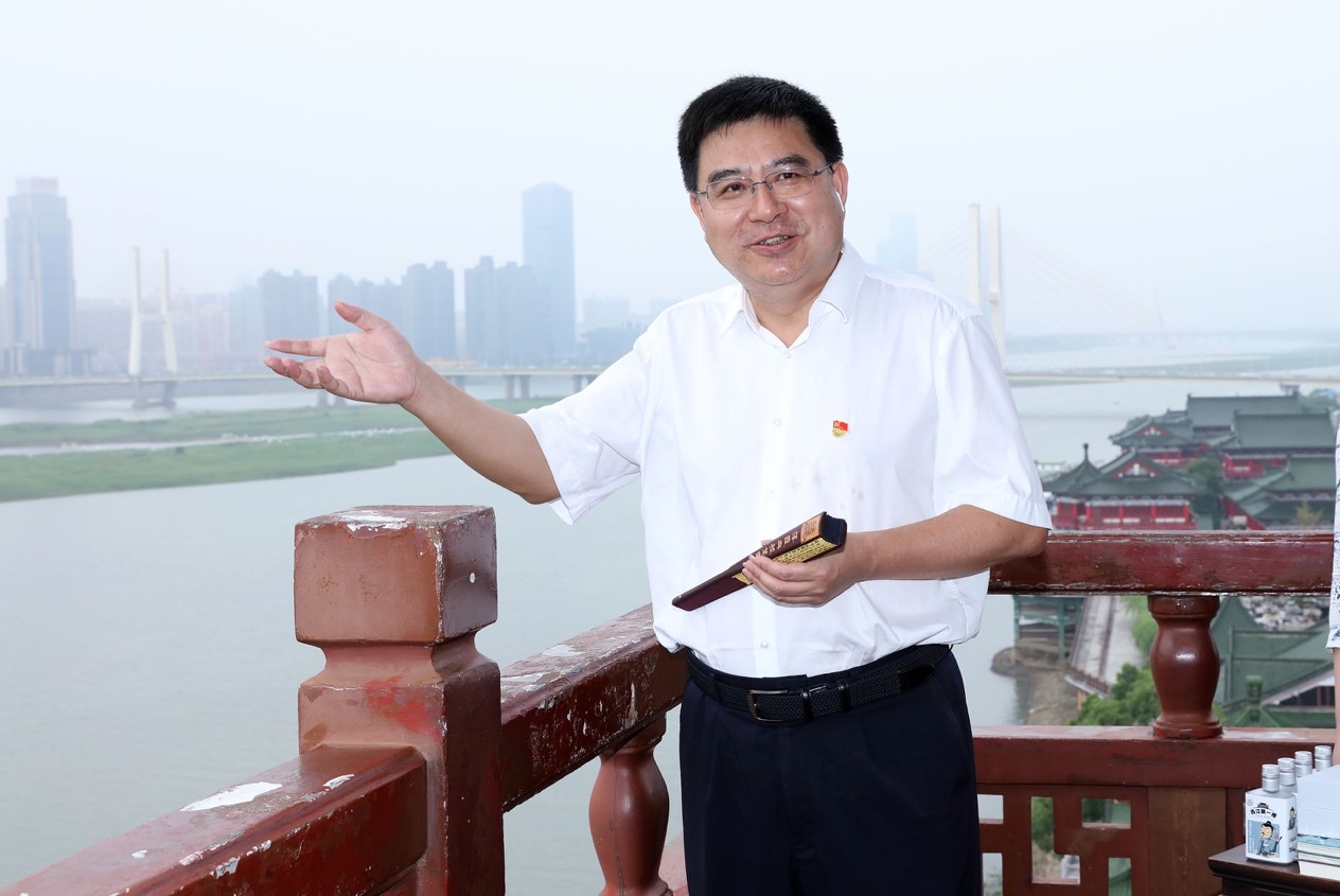 李松殿站在滕王阁高台上,介绍《滕王阁序》中"落霞与孤鹜齐飞,秋水共