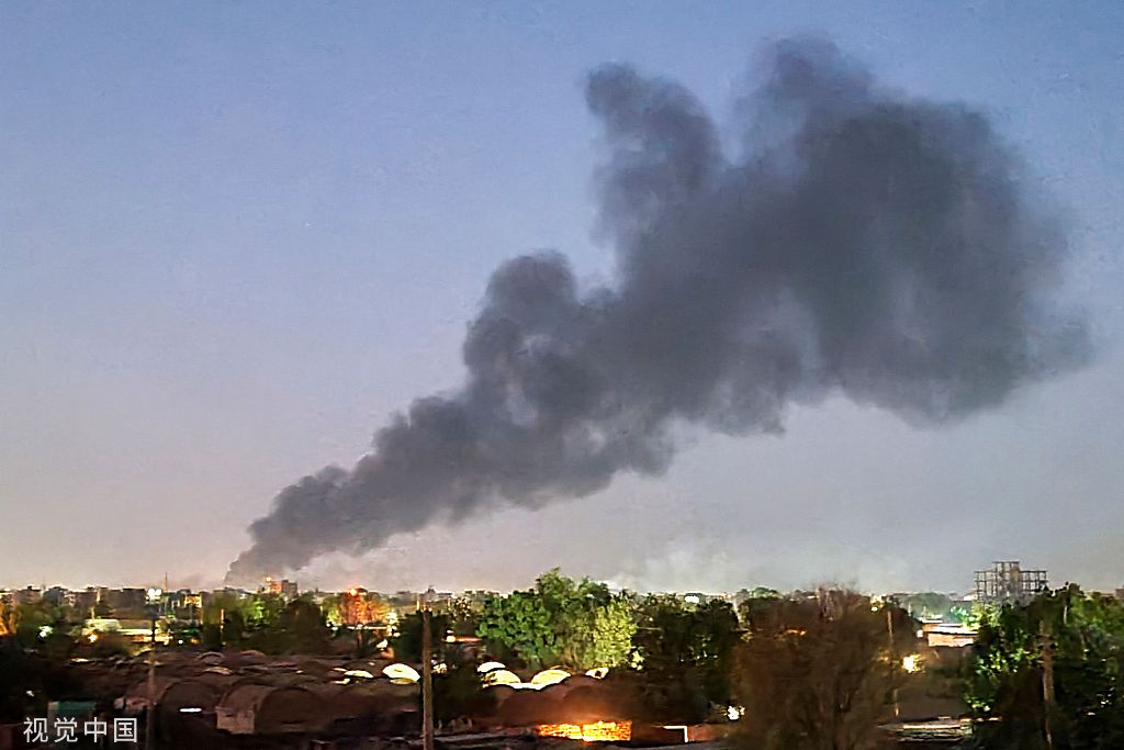 5月6日,苏丹喀土穆,两方敌对将军的部队正在进行战斗,南部硝烟四起.