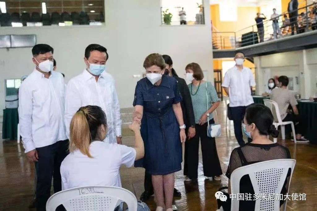 多米尼加副总统培尼亚亲赴"春苗行动"接种专场慰问中国侨胞