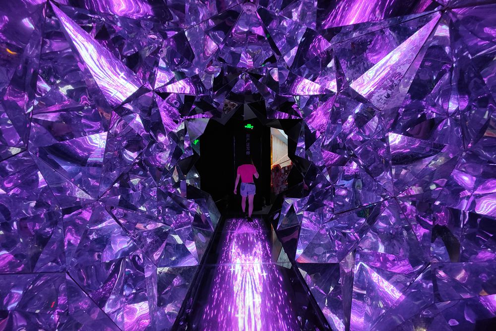 探访上海悬空玻璃艺术馆场景炫目