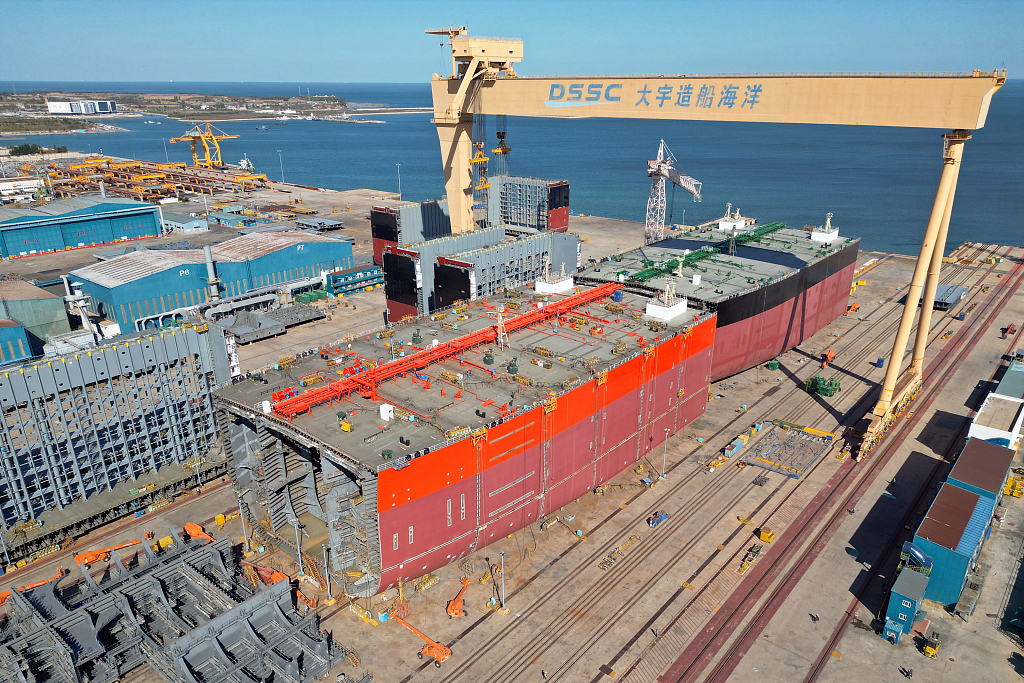 2022年10月18日,山东烟台,大宇造船海洋有限公司,多块船舶分段在同时