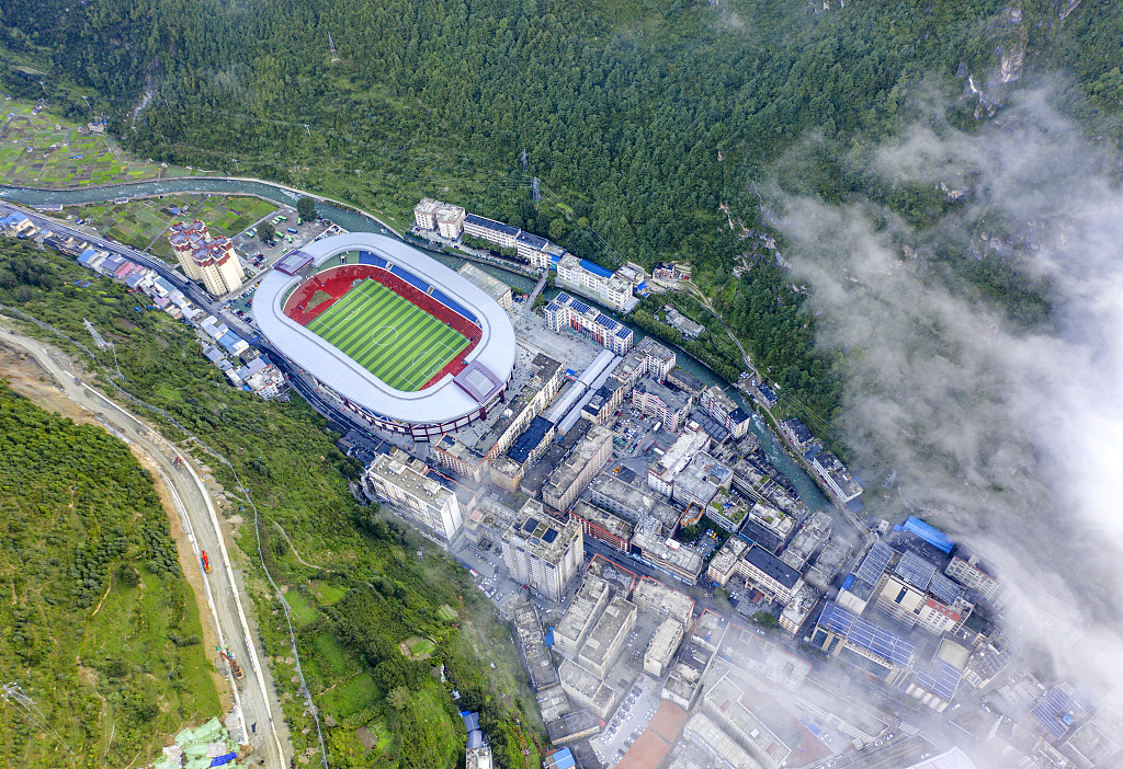 四川康定航拍雨后城区云雾缭绕建筑若隐若现