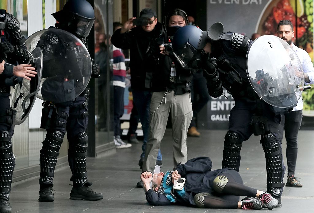 墨尔本发生抗议冲突数百人聚集市中心武警拖走多人