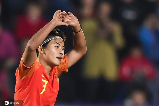 百场国家队比赛完成27粒进球这就是24岁的王霜
