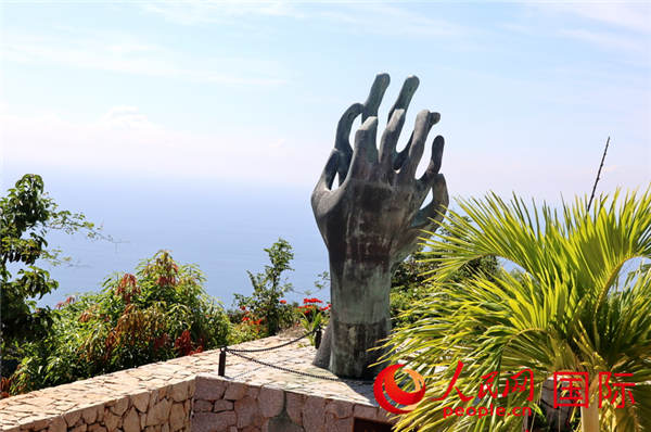 拉巴斯教堂花园的雕塑 于世文 摄