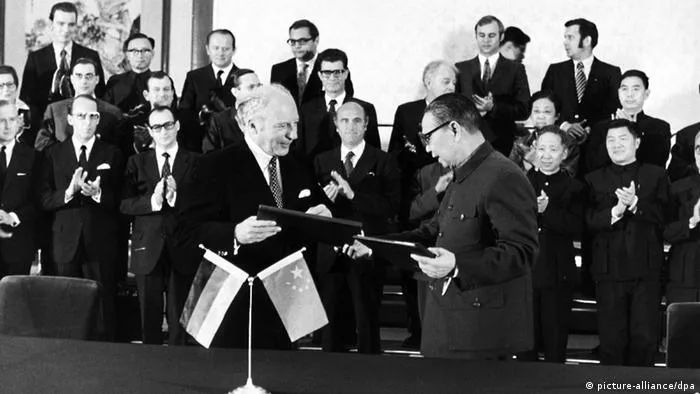 1972年10月11日，德中正式建立外交关系，并宣布将互派大使。图为联邦德国外长谢尔（Walter Scheel）和中国外交部长姬鹏飞在北京签署联合公报后互换文本。同年，双方签订贸易协议。