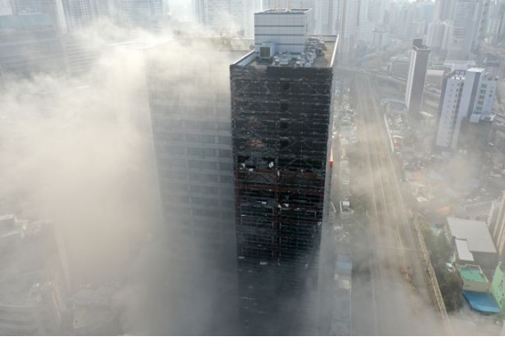 1月9日下午，大火被扑灭后该高层停车建筑的样子。 图自韩媒