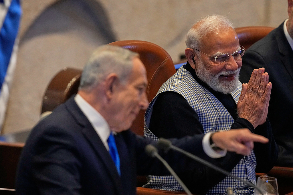 2月25日，以色列耶路撒冷，莫迪与内塔尼亚胡在以色列议会发表讲话。（视觉中国）