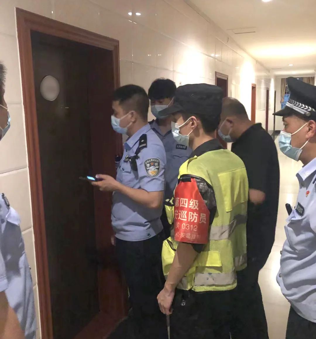 民警进社区开展走访调查。