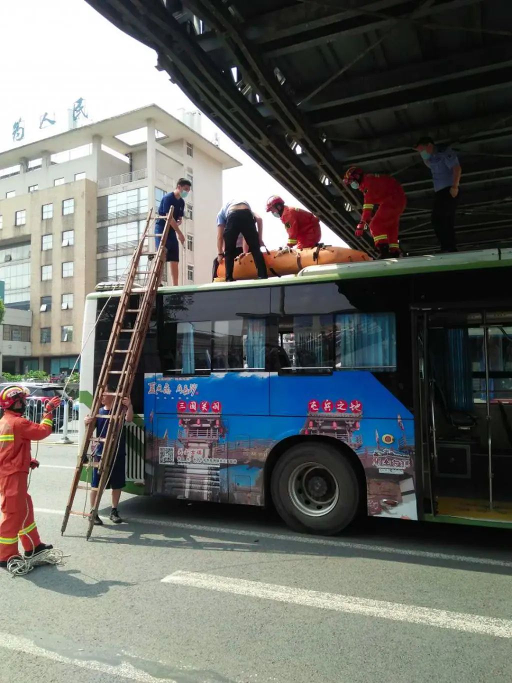 長沙17歲少年跳橋落在公交車頂司機講述其實沒那麼意外