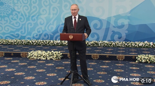 俄新社13日称,这是普京在比什凯克召开记者会的画面。