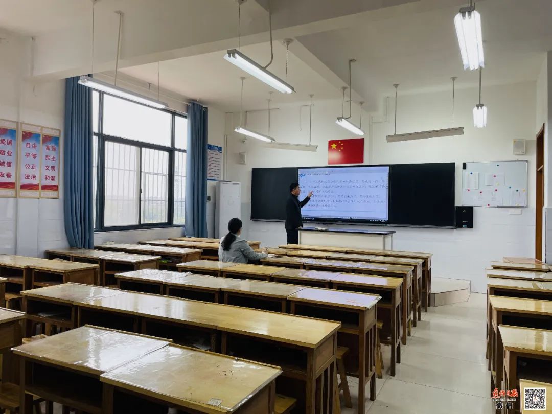 只有两个人的教室，满满都是他们对教育的热爱。