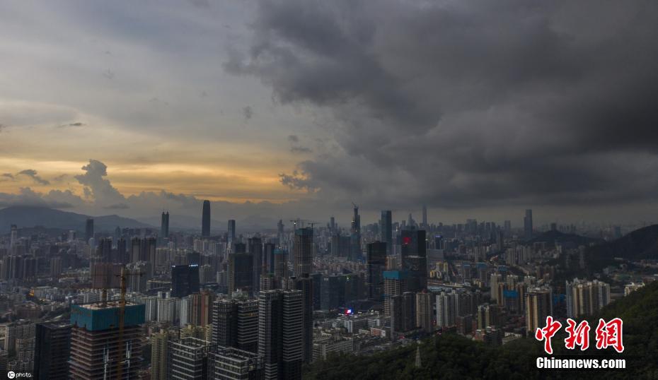 暴雨云来袭前深圳上空乌云密布