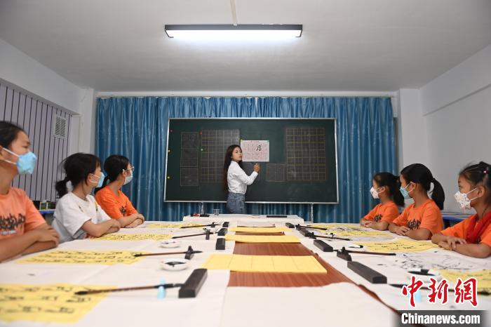 罗意兰在培训机构中为学生上书法课程。 王以照 摄