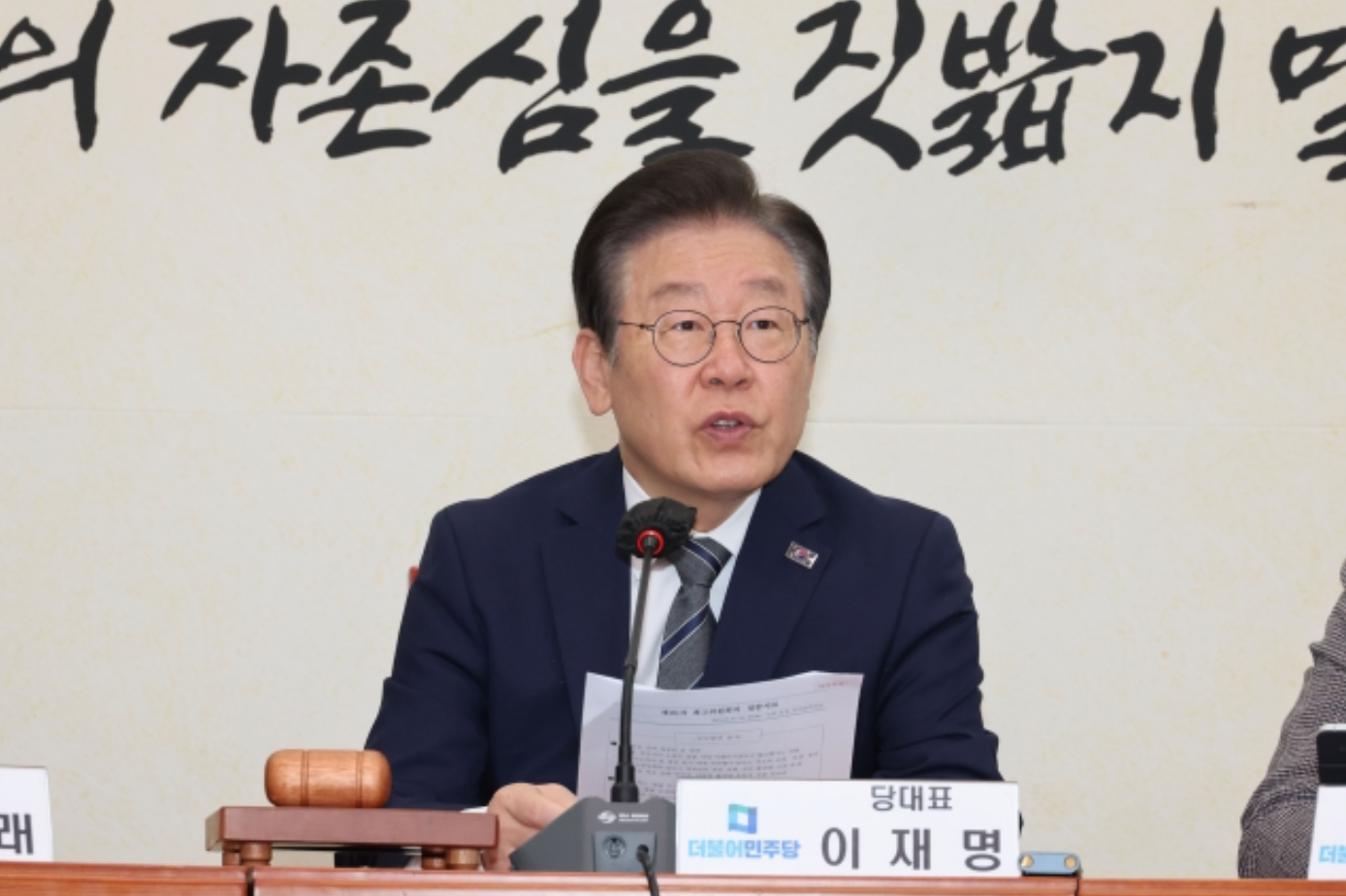 3月31日，共同民主党党首李在明在国会举行的最高委员会议上发言   图源：韩媒