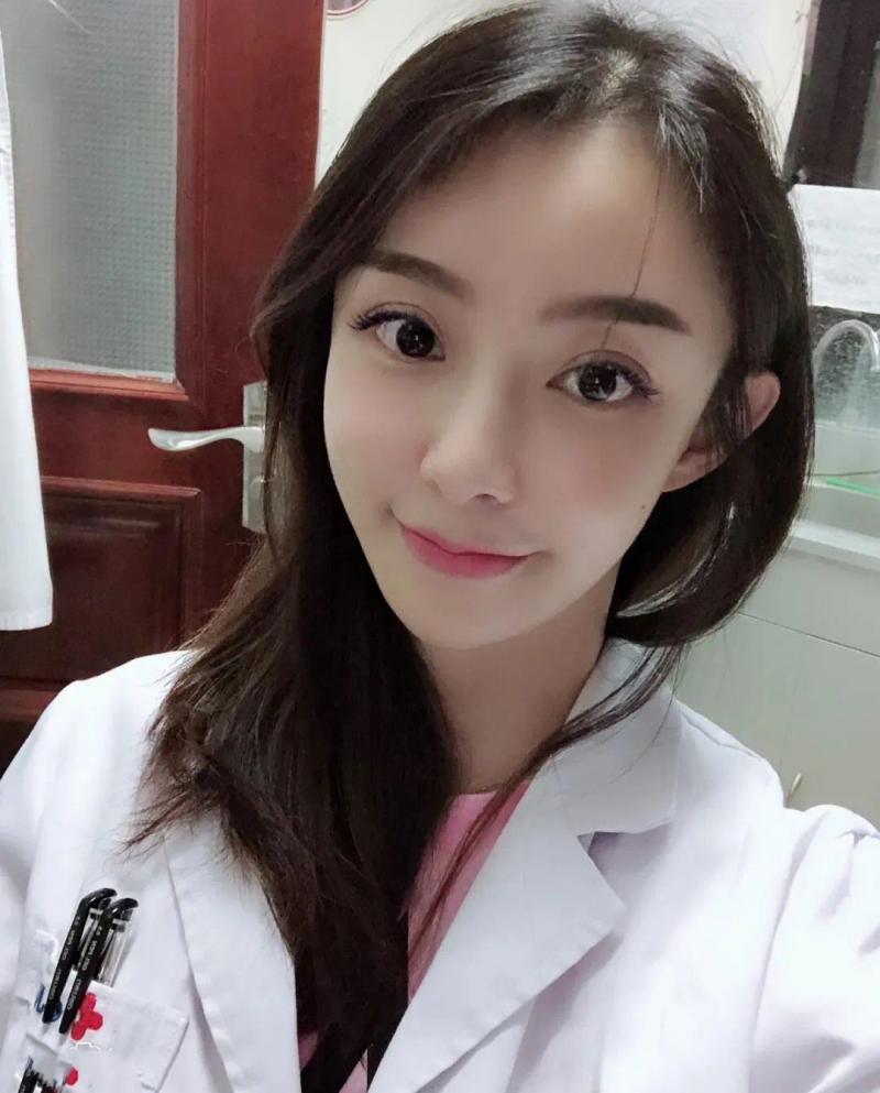 保安晕倒女医生跪地施救获网友点赞女医生不后悔自己的选择
