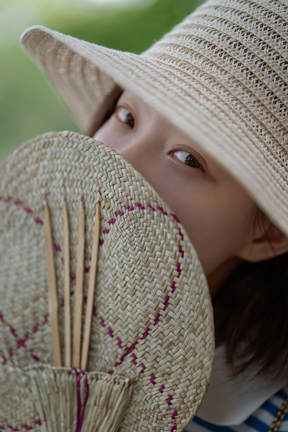 倪妮穿海魂衫游玩或奔跑或静坐十分惬意
